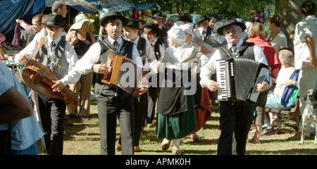 FolkdanceMBF1872 haute vienne Limousin Francia danze folk musicisti in costume tradizionale a piccola famiglia francese il giorno fuori Foto Stock