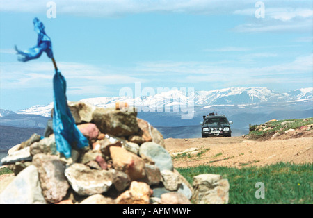 Obo - tradizionale mongola costruzione di culto. Parte superiore del Shivlegiin Daba pass. Khovsgol aimag. A nord della Mongolia Foto Stock