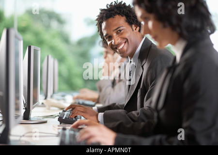 Gli impiegati utilizzano computer Foto Stock