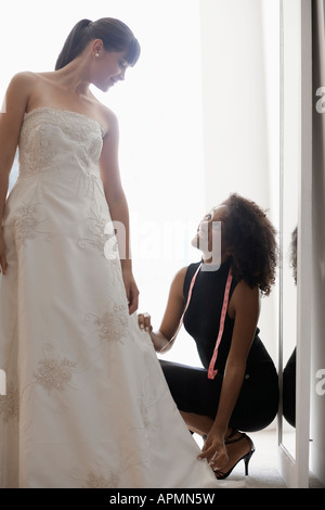 Regolazione donna sposa abiti da sposa Foto Stock