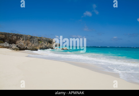 Bella tranquilla e appartata spiaggia di sabbia sulla costa orientale di Barbados chiamato Baia di fondo nei Caraibi Foto Stock