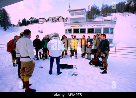 Un gruppo di persone per ascoltare le istruzioni sulla cresta Run, St Moritz Foto Stock