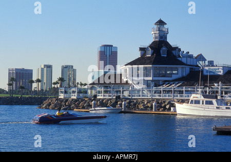 Barche all'acqua anteriore nella lunga spiaggia di Los Angeles California USA Foto Stock