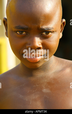 Un ragazzo ugandese di Kampala, Uganda Foto Stock