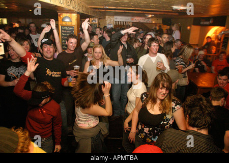 La gente ballare in discoteca BAR APRES SKI RESORT DI MONTAGNA Foto Stock