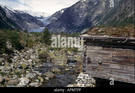 Valle del Ghiacciaio Nigardsbreen con la vecchia cabina, Jostedalen, Norvegia Foto Stock