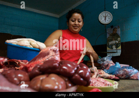 Le donne del rivestimento di organi animali a vendere a un macellaio stand nel mercato centrale di Antigua Guatemala nel marzo 2005 Foto Stock