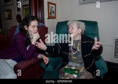 Energetic 92 anno vecchia donna con un giovane amico Foto Stock