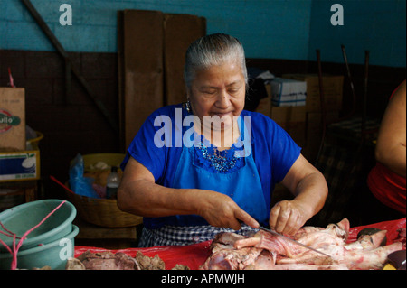 Le donne del rivestimento di organi animali a vendere a un macellaio stand nel mercato centrale di Antigua Guatemala nel marzo 2005 Foto Stock