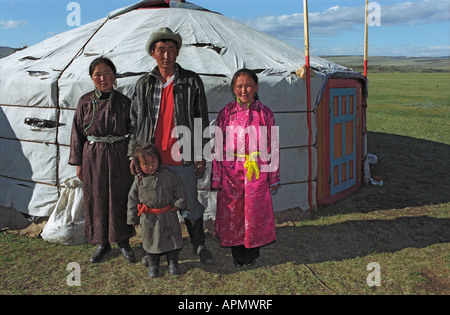 Famiglia mongola vicino al National abitazione yurt. Tsagaan Nuur somon. Il numero dei vigili del fuoco 2. A nord della Mongolia Foto Stock