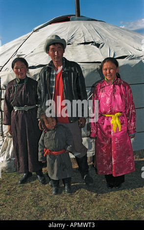 Famiglia mongola vicino al National abitazione yurt. Tsagaan Nuur somon. Il numero dei vigili del fuoco 2. A nord della Mongolia Foto Stock