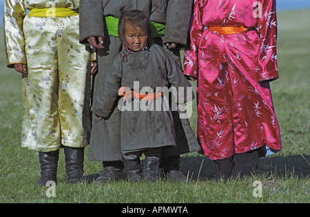 Piccola ragazza con i genitori in nazionale mongola chiamato vestiti del. Tsagaan Nuur somon. Il numero dei vigili del fuoco 2. A nord della Mongolia Foto Stock