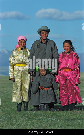 Famiglia mongola in vestiti nazionali chiamati del. Tsagaan Nuur somon. Il numero dei vigili del fuoco 2. A nord della Mongolia Foto Stock