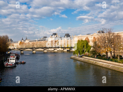 Senna, Pont des Arts, Ile de la Cite north end e al museo del Louvre con il fiume ormeggiate fireboat Parigi Francia Europa Foto Stock