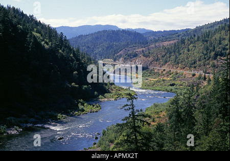 Una vista del Rogue River vicino alla città di Galice nella gamma della costa occidentale della Oregon Foto Stock