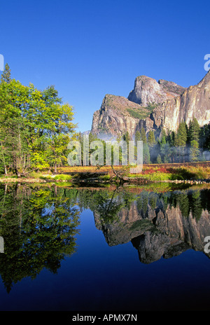 Una vista del fiume Merced e le torreggianti scogliere della Valle di Yosemite in estate Foto Stock
