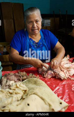 Le donne del rivestimento di organi animali a vendere a un macellaio stand nel mercato centrale di Antigua Guatemala nel marzo 2005 Foto Stock