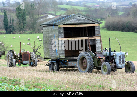 Trattori e rimorchio di fortuna in campo vicino Katesbridge, County Down, Irlanda del Nord Foto Stock