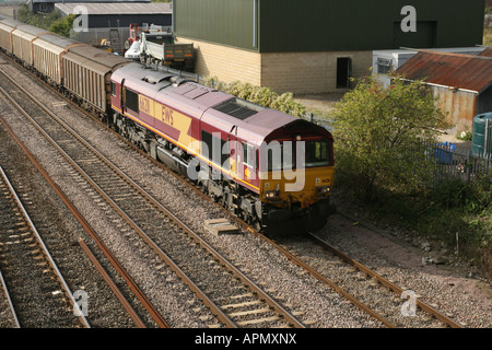 EWS classe ferroviaria 66 locomotiva diesel capi treno merci vicino a Swindon gran bretagna Foto Stock