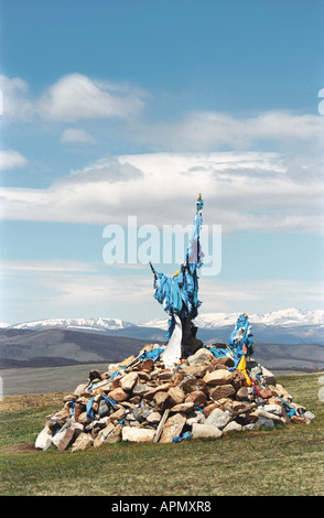 Obo - tradizionale mongola costruzione di culto. Parte superiore del Shivlegiin Daba Pass. Khuvsgul aimag (provincia). A nord della Mongolia Foto Stock