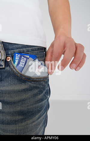 Persona con carte di credito in tasca Foto Stock