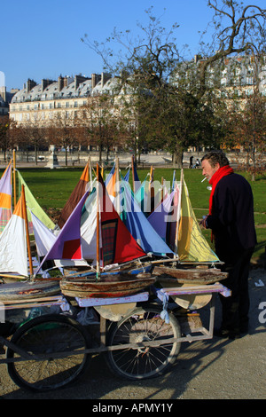 Toy barche a vela per il noleggio nel Jardin des Tuileries Parigi Francia Foto Stock