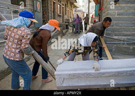 Lavorare come team, uomini e donne lavoratori roll stone carving, Quanzhou, provincia del Fujian, Cina Foto Stock