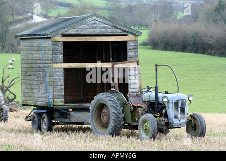 Il trattore e il rimorchio di fortuna in campo vicino Katesbridge, County Down, Irlanda del Nord Foto Stock