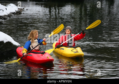 Donne canoa fiume Llugwy in inverno Snowdonia Foto Stock