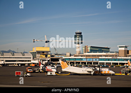 Manutenzione del velivolo sul terreno di fronte a torre di controllo a Vancouver in Canada Foto Stock