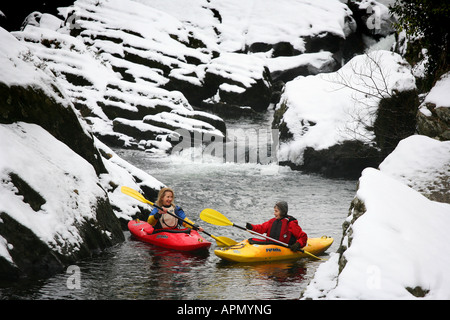 Donne canoa fiume Llugwy in inverno Snowdonia Foto Stock