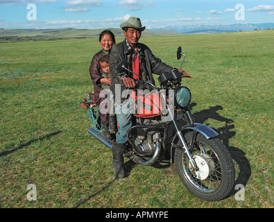 Famiglia mongola equitazione sulla motocicletta. Tsagaan Nuur somon. Il numero dei vigili del fuoco 2. A nord della Mongolia Foto Stock