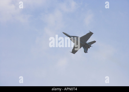 F18 F Super Hornet invertito in volo Foto Stock