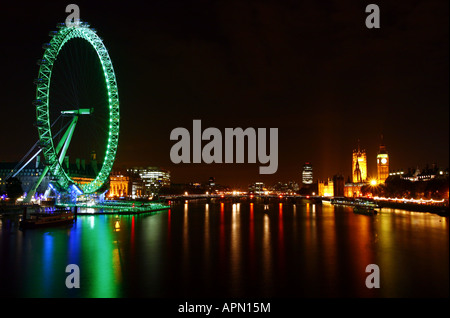 Night Shot del London Eye e si affaccia sul fiume Tamigi e le case del Parlamento Foto Stock