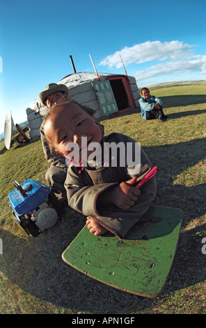 Ragazza disegno vicino al National abitazione yurt. Tsagaan Nuur somon. Il numero dei vigili del fuoco 2. A nord della Mongolia Foto Stock