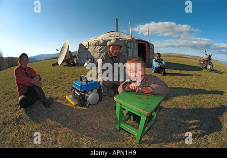 Ragazza disegno vicino al National abitazione yurt. Tsagaan Nuur somon. Il numero dei vigili del fuoco 2. A nord della Mongolia Foto Stock