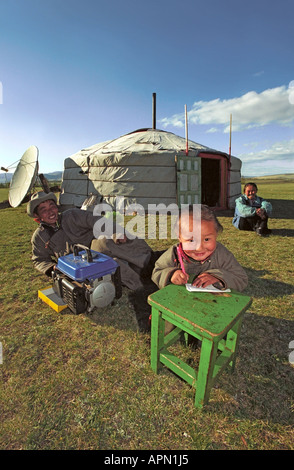 Ragazza disegno vicino al National abitazione yurt. Tsagaan Nuur somon. Il numero dei vigili del fuoco 2. A nord della Mongolia Foto Stock