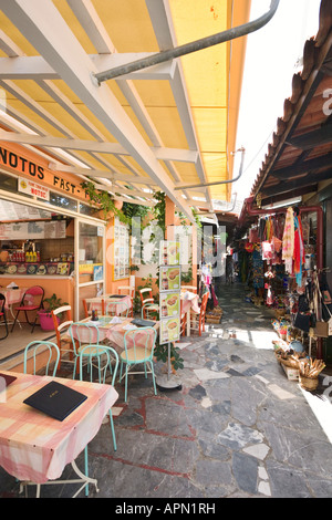 Cafe nel mercato coperto, Matala, South Coast, Provincia di Iraklion, Creta, Grecia Foto Stock