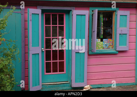 Gli edifici colorati dare Road Town un carattere felice Foto Stock