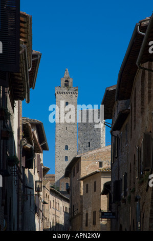 Torre Grossa formano la Via San Giovanni in San Gimignano Toscana Italia Foto Stock