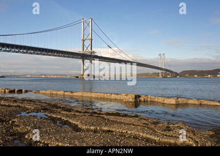 Forth Road Bridge su Firth of Forth da South Queensferry a North Queensferry nei pressi di Edimburgo Lothian Scozia vista nord Foto Stock
