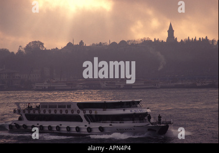 ISTANBUL un " commuter " traghetto passa il Palazzo Topkapi sulla sua strada fino al Golden Horn Foto Stock