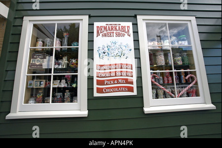 Vasi di caramelle nelle finestre del notevole negozio di dolci Buckingham Street, Arrowtown, Otago, Isola del Sud, Nuova Zelanda Foto Stock