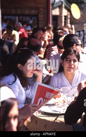 ISTANBUL. I giovani turchi godendo di domenica mattina caffè e torte in un cafe' all'aperto sul Bosforo in Ortakoy. Foto Stock