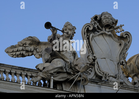 Angelo scultura in marmo nel palazzo a Roma - Italia Foto Stock