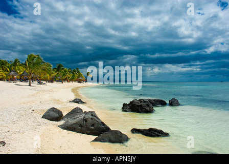 Spiaggia di Mauritius con pietre vulcaniche e le nuvole, Strand von Maurizio mit Steinen und Wolken Foto Stock