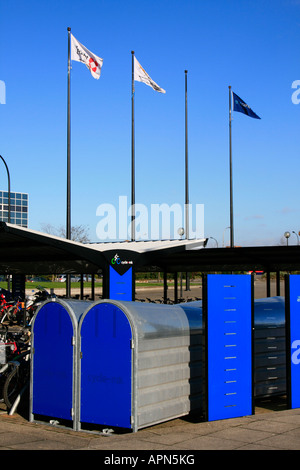 Ciclo di bloccaggio parcheggio contenitori Milton Keynes centro città Buckinghamshire Sud Est Inghilterra Foto Stock