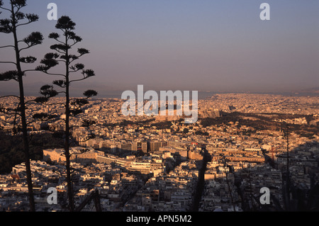 Atene, Grecia. Un alba vista sopra la città verso l'Acropoli e il Pireo dal Colle Lycabettus, il punto più alto della città. Foto Stock