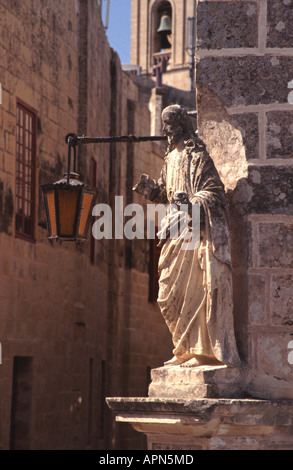 A MALTA la statua di Gesù Cristo su un angolo di strada nella città silenziosa di Mdina. 2005. Foto Stock