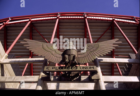 Benfica eagle, scultura da Soares Branco (1985). Estádio da Luz, Lisbona, Portogallo. Foto Stock